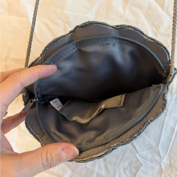 Elegant Silver Shell Evening Clutch - Picture 4 of 7